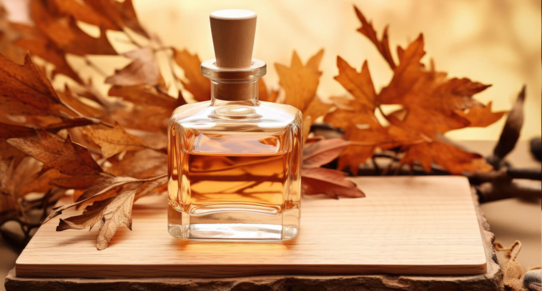 Женщина в вечернем платье наносит парфюм, вечерний свет