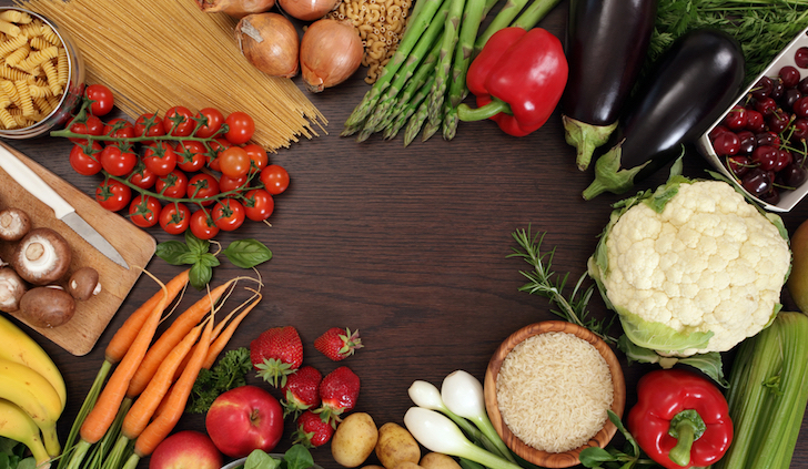 Ассорти специй и пряностей, включая куркуму и имбирь