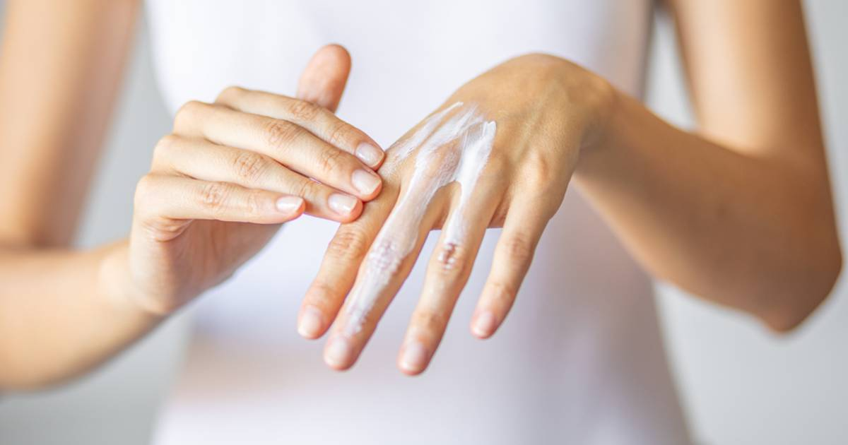 Женщина делает маникюр, демонстрируя ухоженные руки.