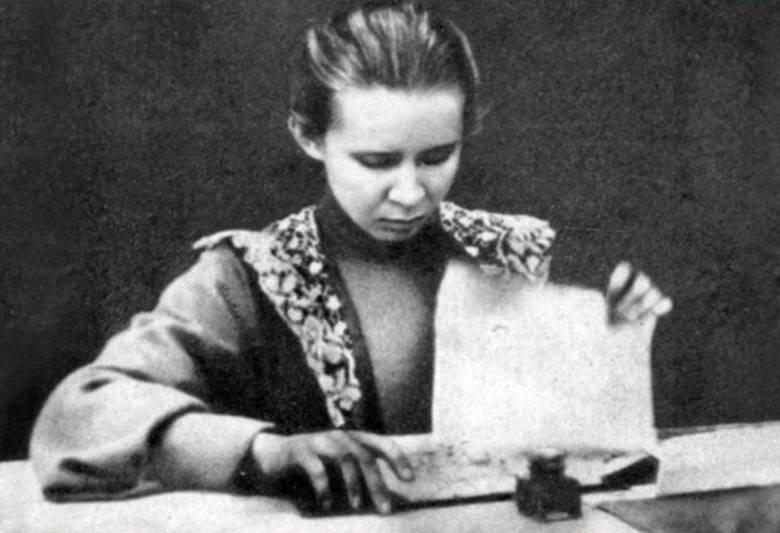 Леся Украинка за работой